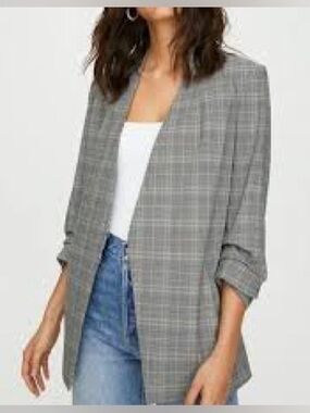Aritzia Babaton plaid blazer with 3/4 sleeves. Size 12